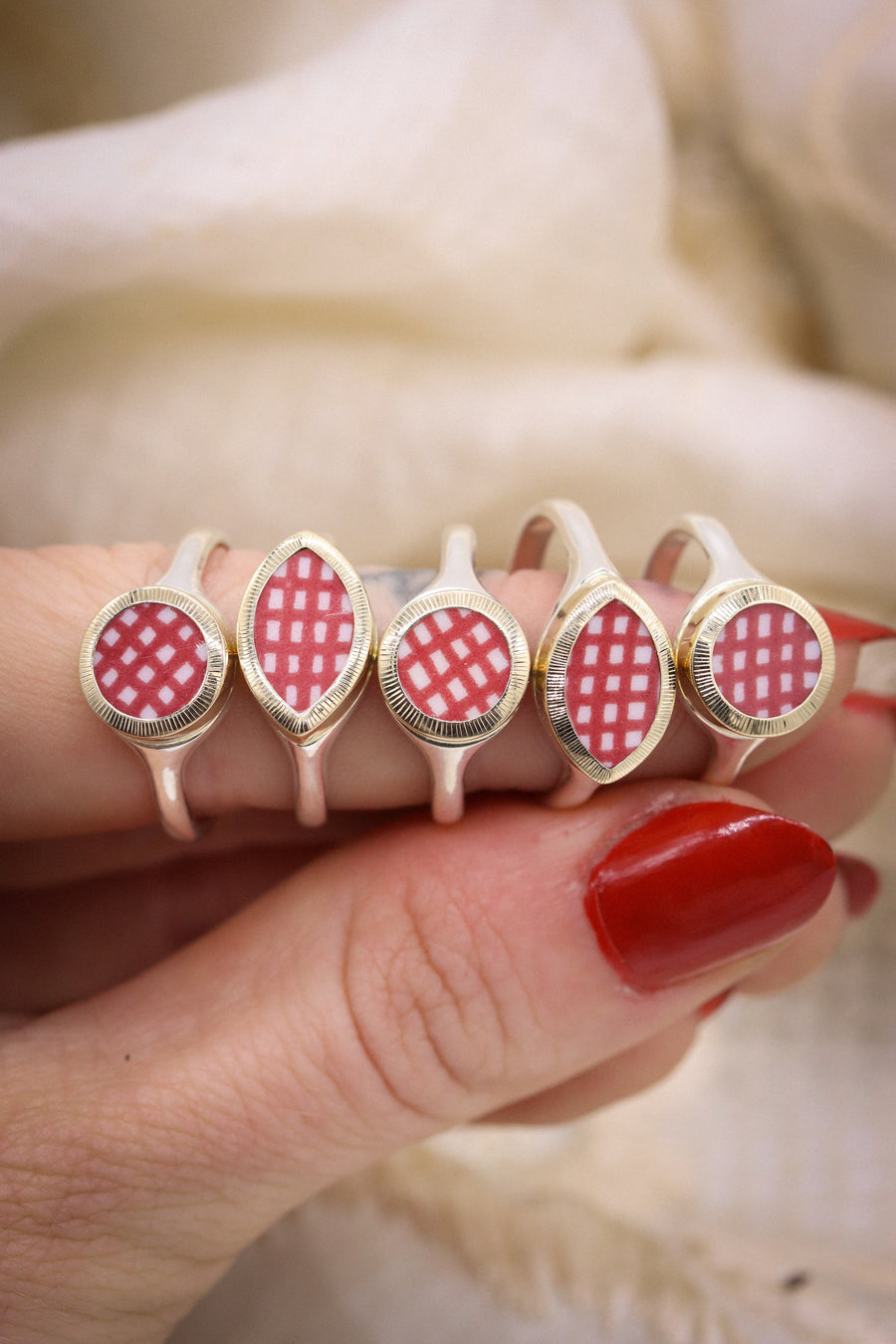 Round Santa Fe Signet